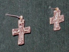 Ukázky křesťanských symbolů nalezených na Velké Moravě